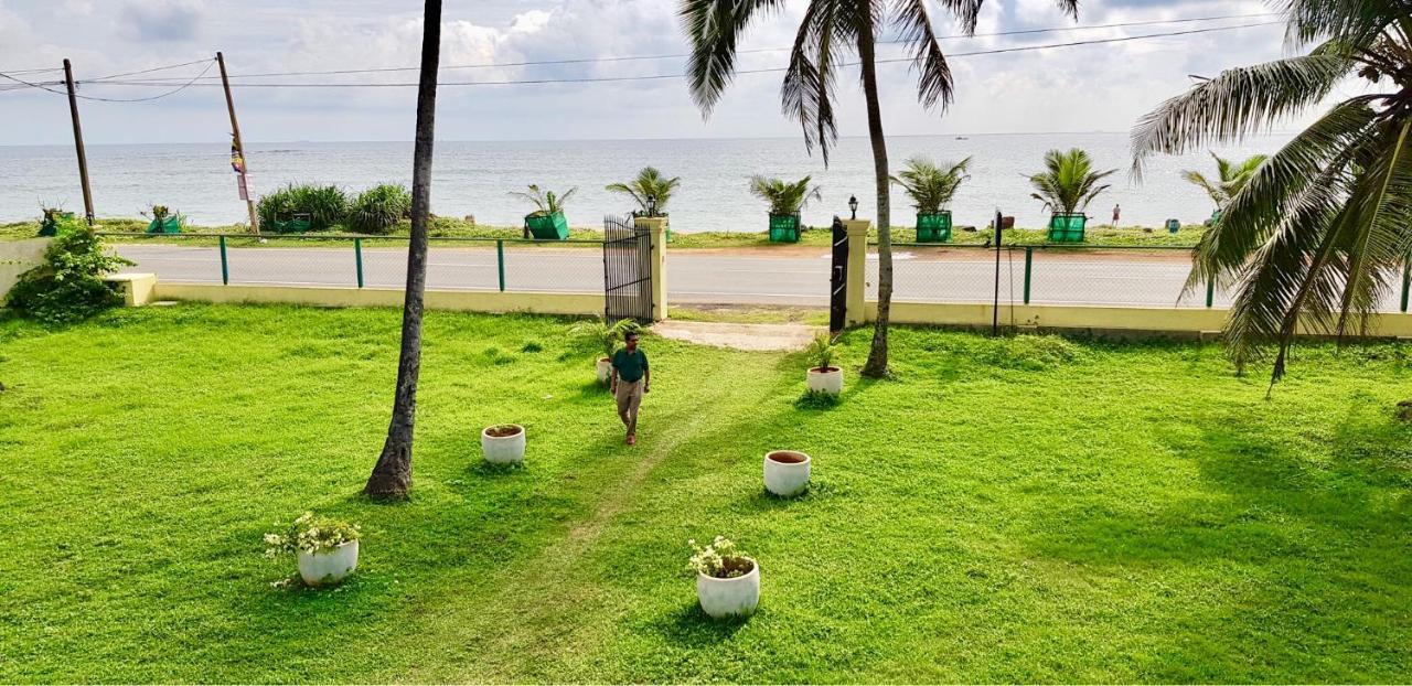 Nalendra Villa - Oceanfront Хіккадува Екстер'єр фото